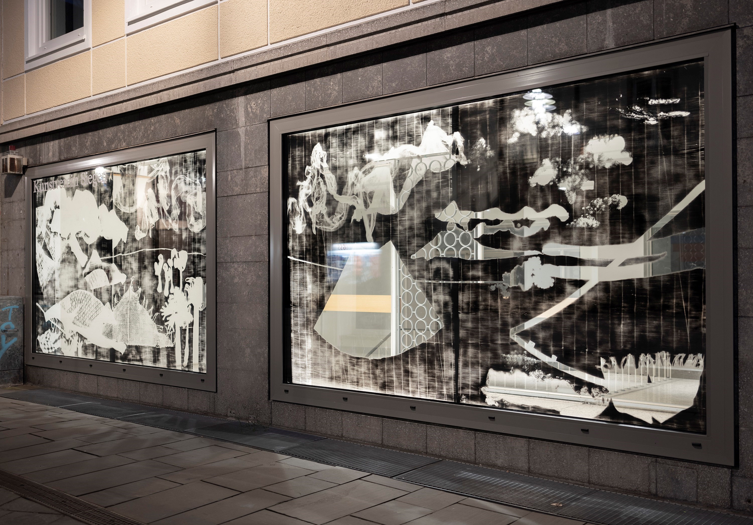 Fenster, 260 cm x 350 cm each, chalkspray on glas, 2021<br />Installation view Kunstverein Siegen, 2021<br />Photography: Heinrich Holtgreve<br />